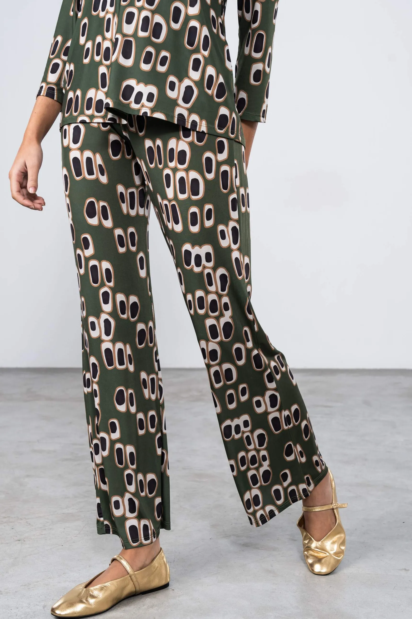 pantaln_dibujo_ovalado_ka_4.webp Precchio Pantalones<PANTALÓN DIBUJO OVALADO KAKI