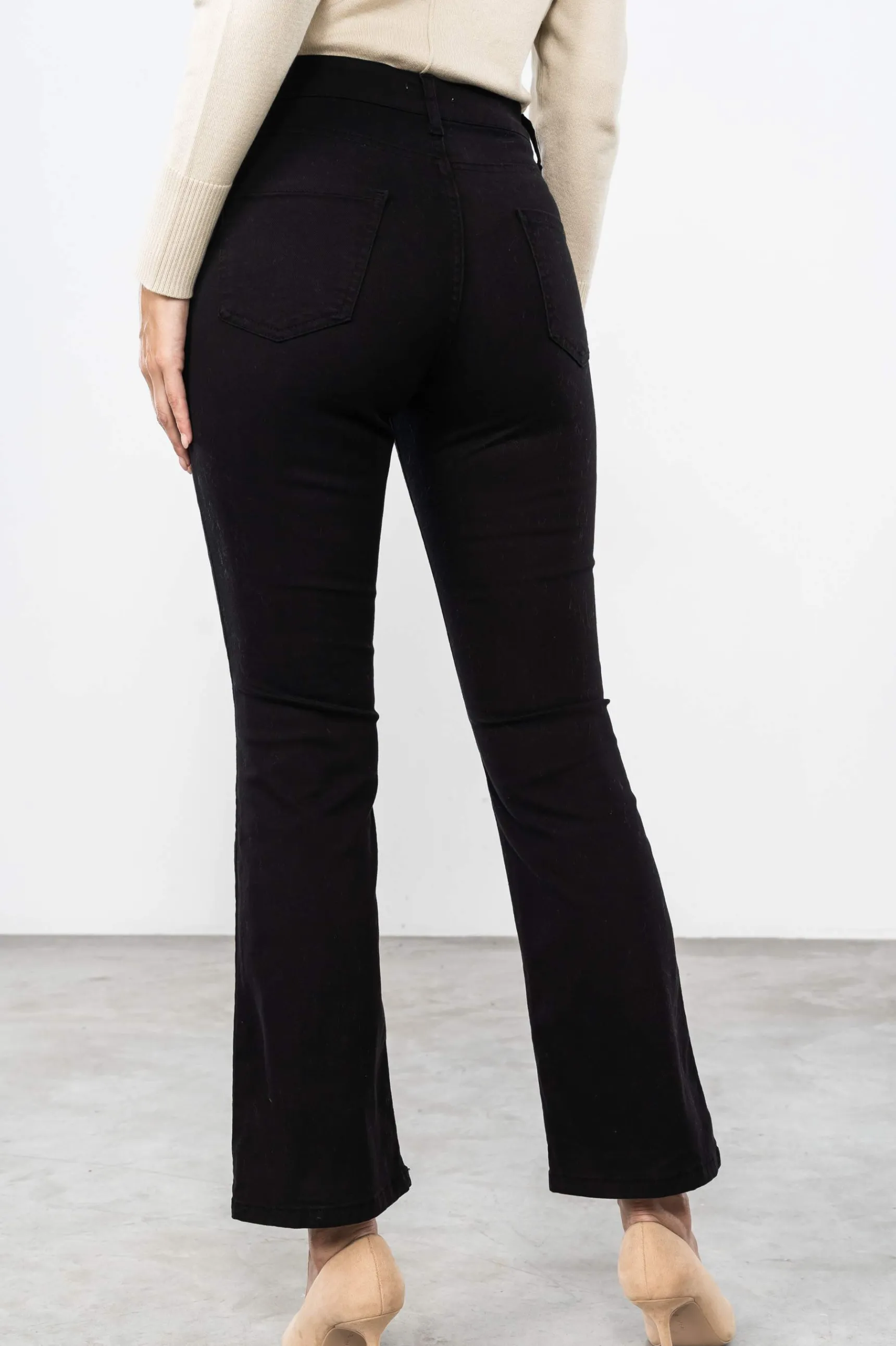pantaln_flare_satn_negro_3.webp Precchio Pantalones<PANTALÓN FLARE SATÉN NEGRO