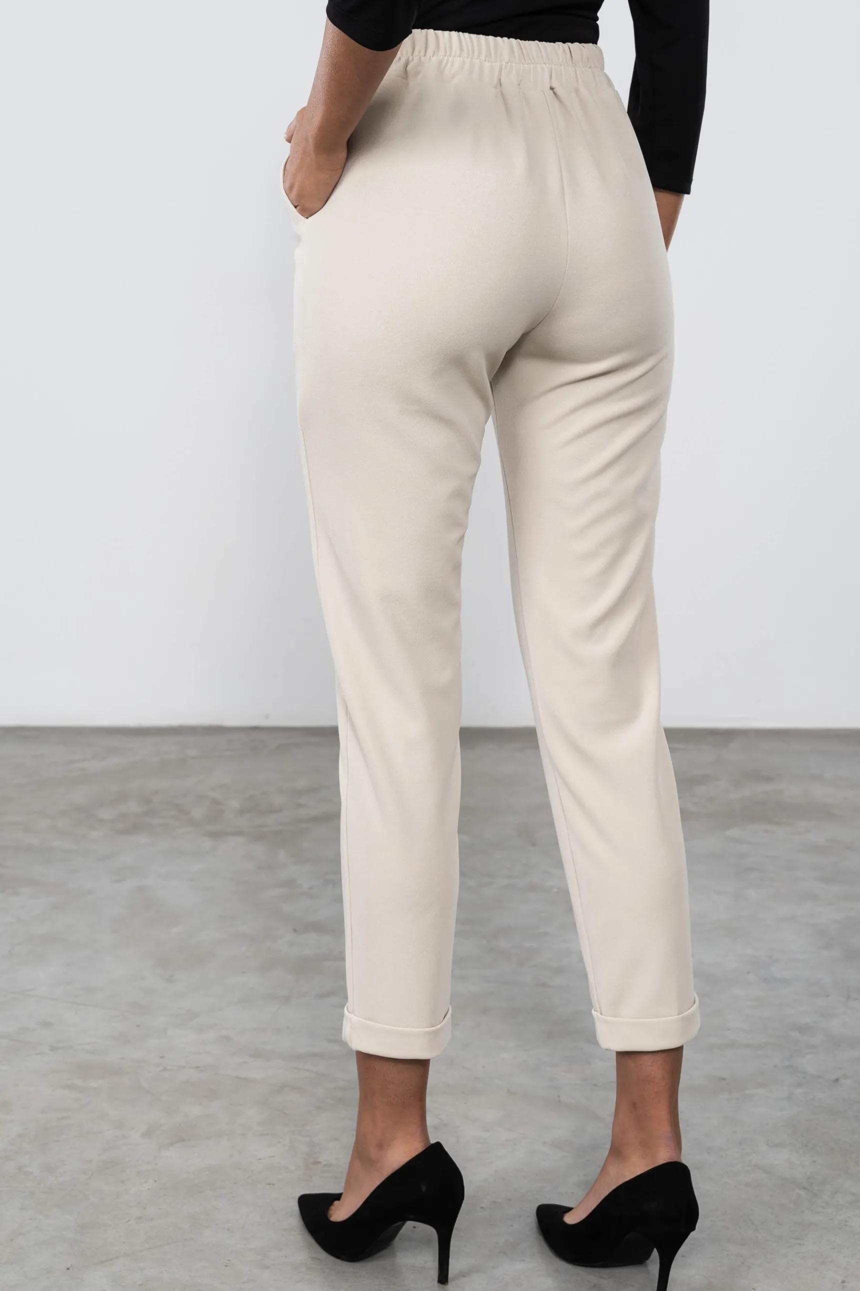 pantaln_goma_bolsillos_ar_4.webp Precchio Pantalones<PANTALÓN GOMA BOLSILLOS ARENA
