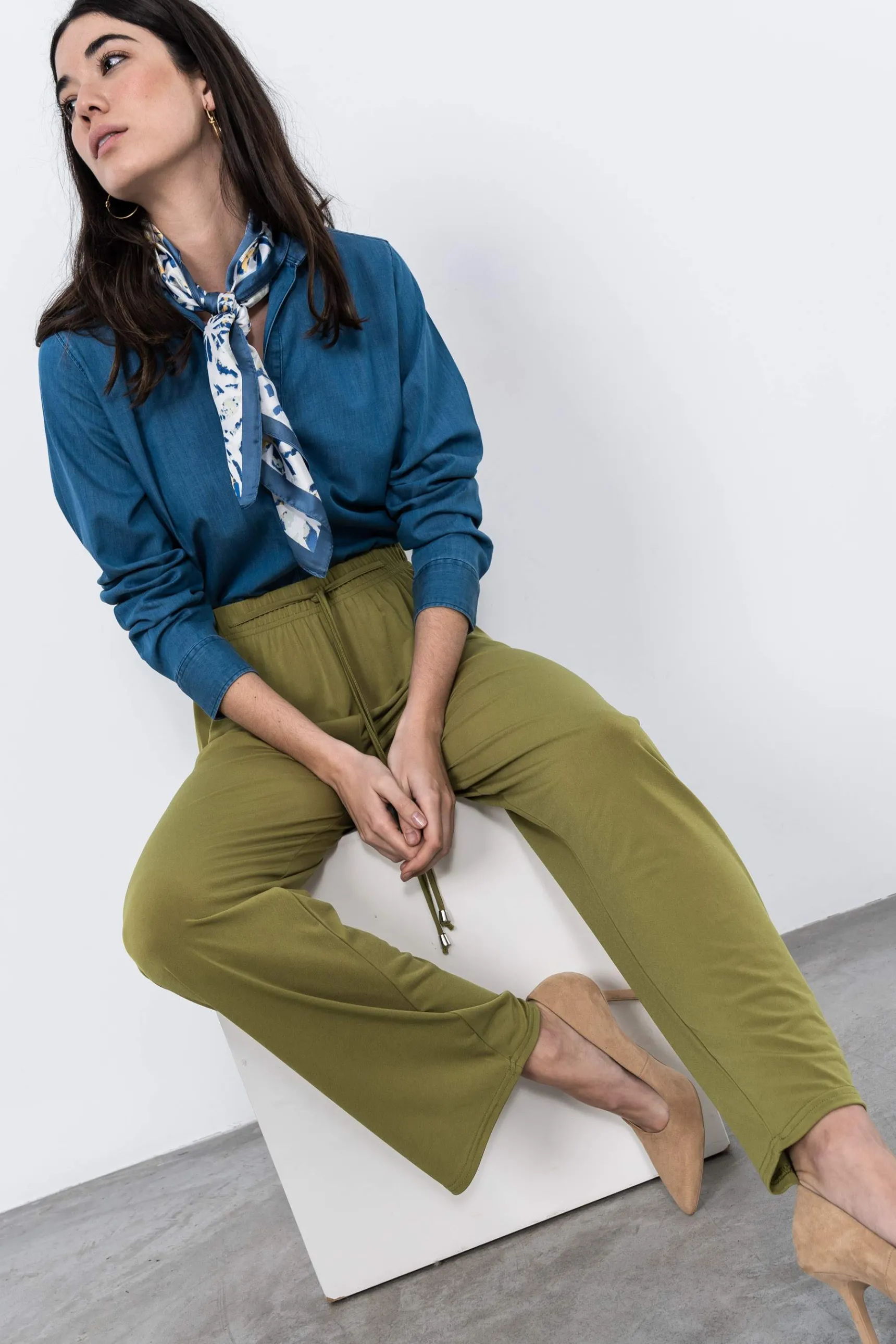 pantaln_holgado_aceite_3.webp Precchio Pantalones<PANTALÓN HOLGADO ACEITE