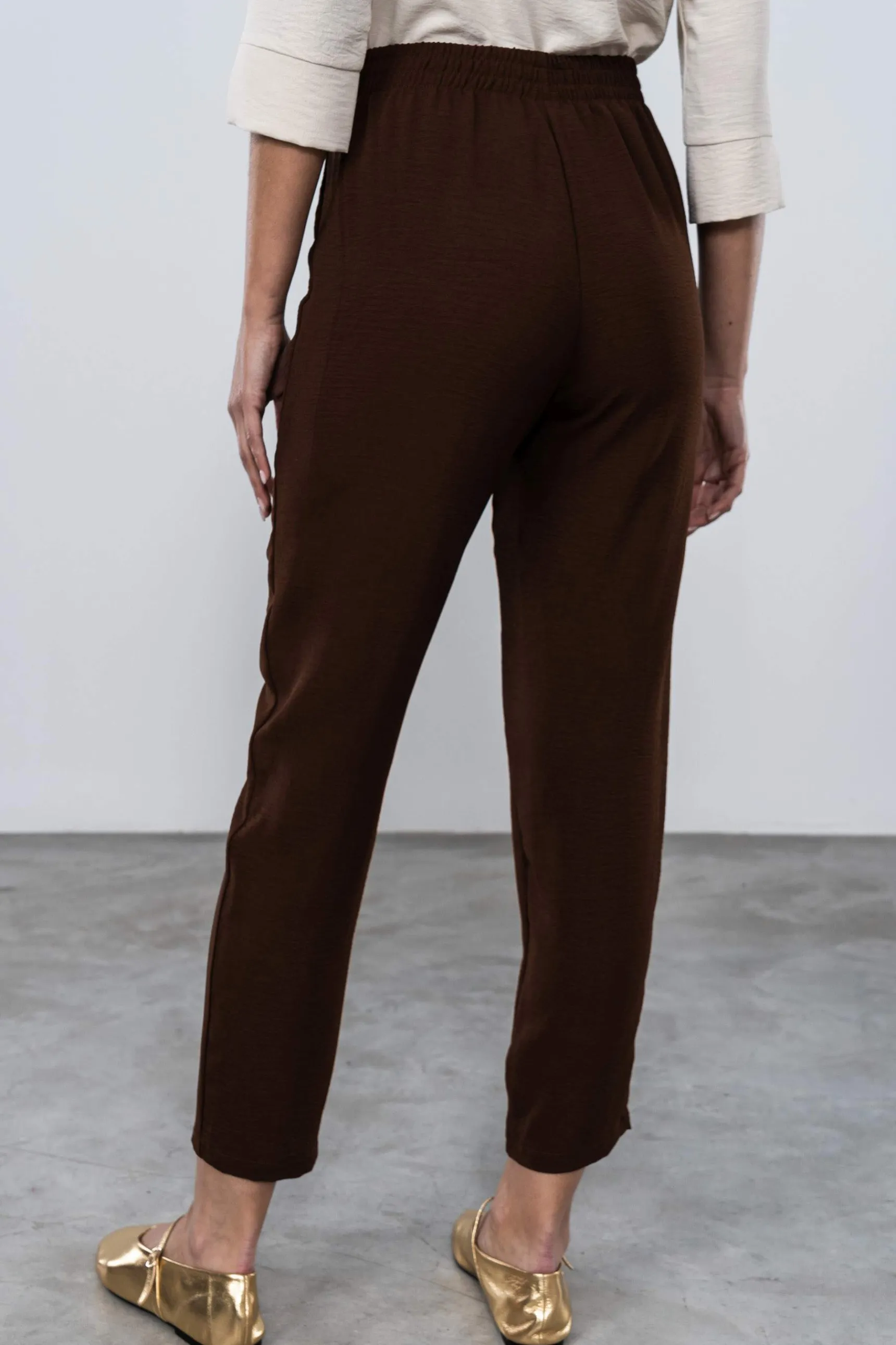 pantaln_holgado_cordn_mar_2.webp Precchio Pantalones<PANTALÓN HOLGADO CORDÓN MARRÓN