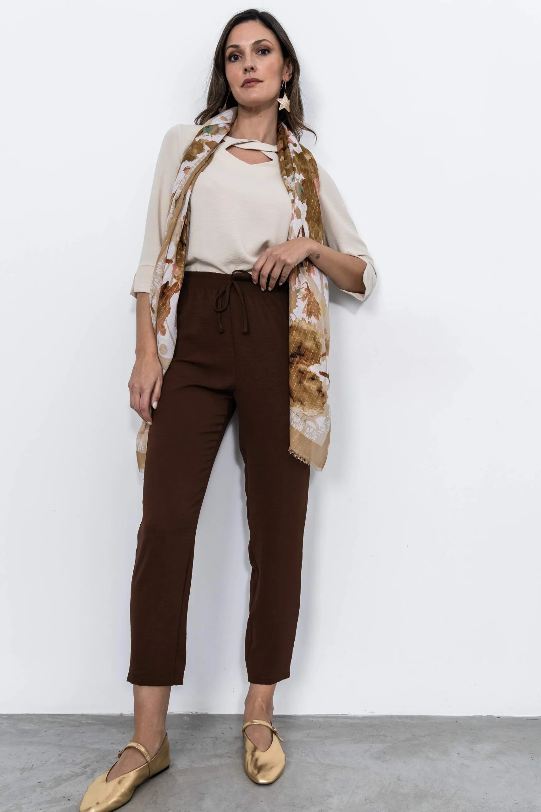 pantaln_holgado_cordn_mar_4.webp Precchio Pantalones<PANTALÓN HOLGADO CORDÓN MARRÓN