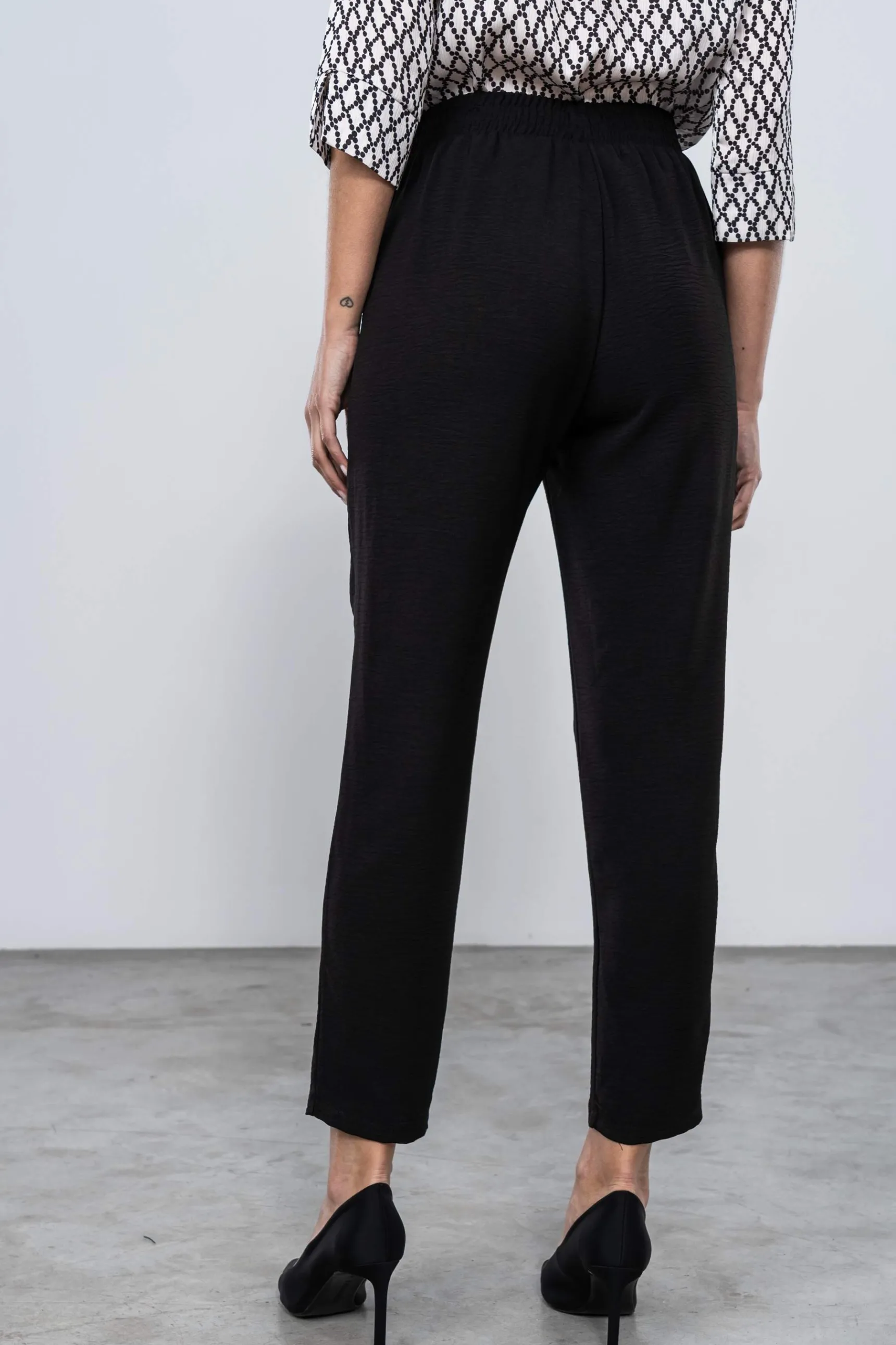 pantaln_holgado_cordn_neg_2.webp Precchio Pantalones<PANTALÓN HOLGADO CORDÓN NEGRO