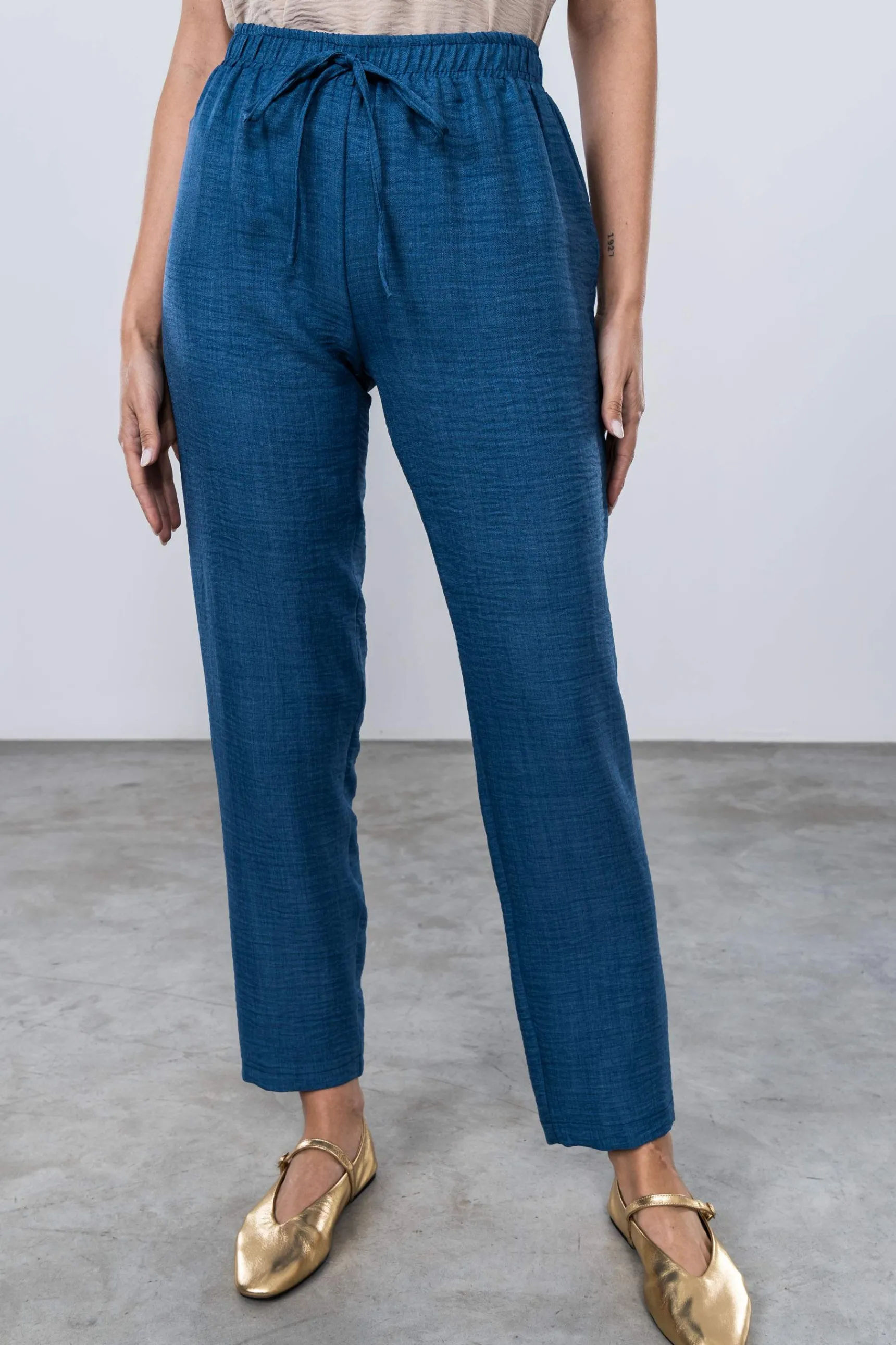 pantaln_holgado_goma_azul_2.webp Precchio Pantalones<PANTALÓN HOLGADO GOMA AZUL