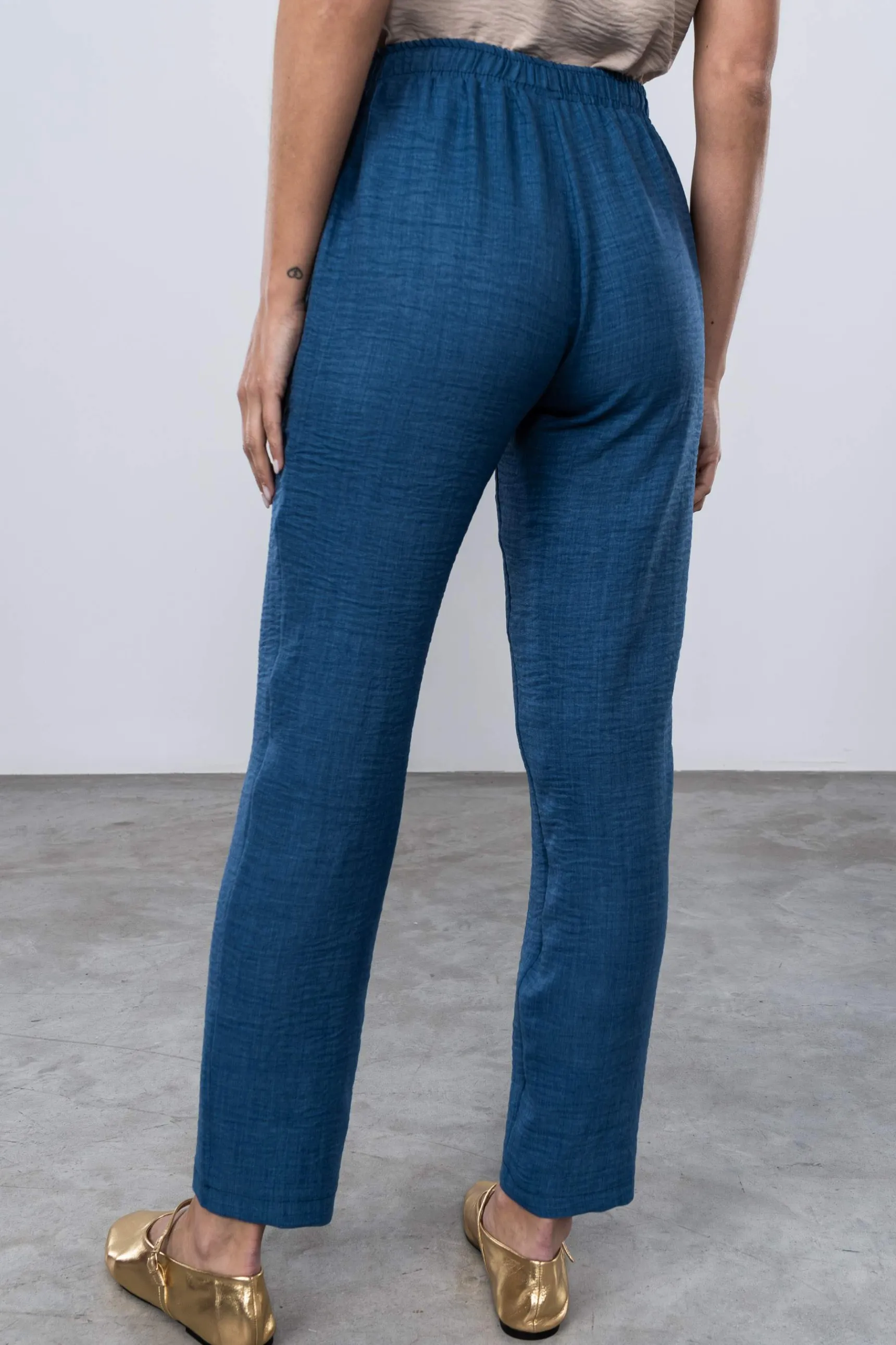 pantaln_holgado_goma_azul_3.webp Precchio Pantalones<PANTALÓN HOLGADO GOMA AZUL