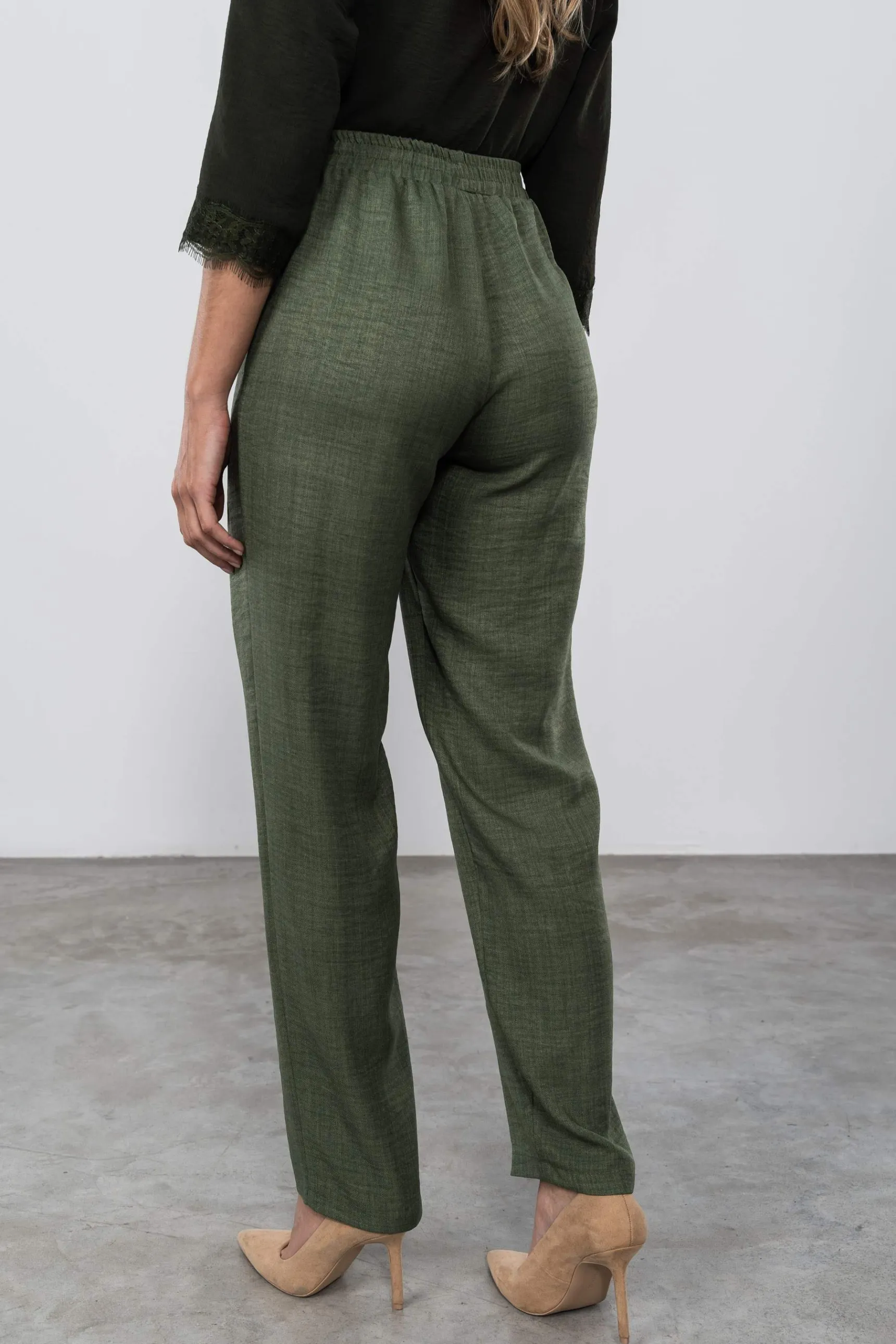 pantaln_holgado_goma_kaki_2.webp Precchio Pantalones<PANTALÓN HOLGADO GOMA KAKI