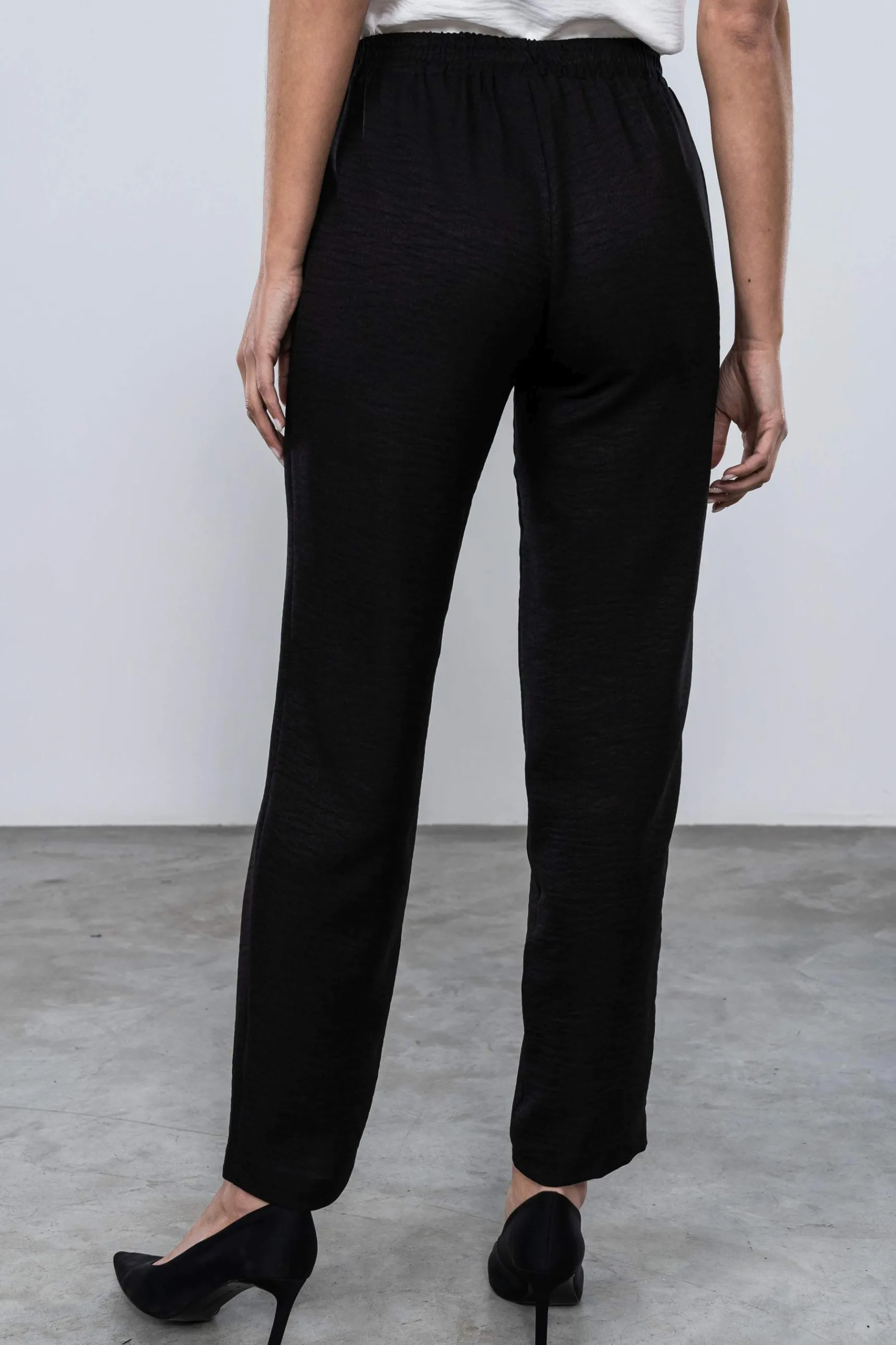 pantaln_holgado_goma_negr_5.webp Precchio Pantalones<PANTALÓN HOLGADO GOMA NEGRO
