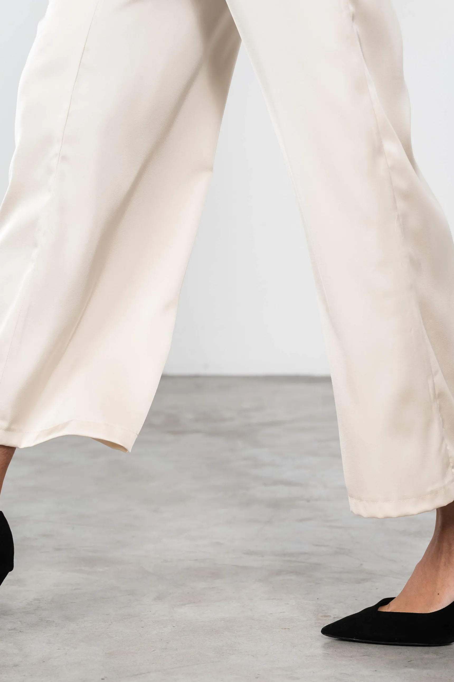 pantaln_satinado_beige_3.webp Precchio Pantalones<PANTALÓN SATINADO BEIGE