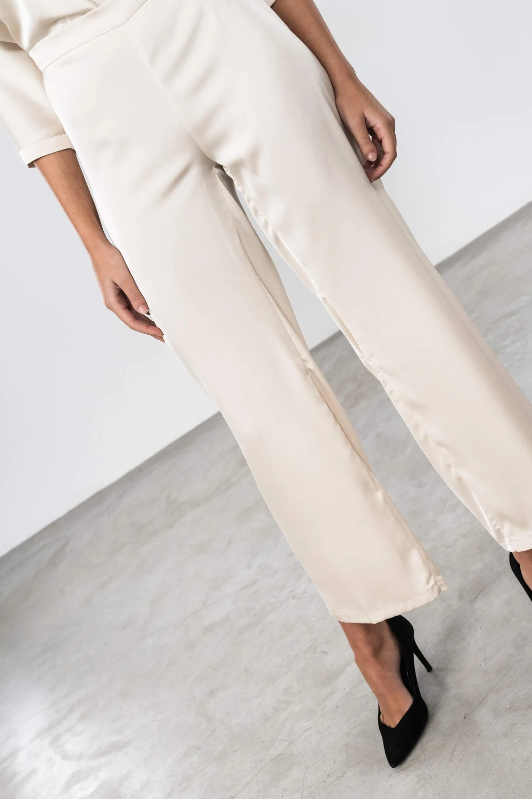pantaln_satinado_beige_6.webp Precchio Pantalones<PANTALÓN SATINADO BEIGE