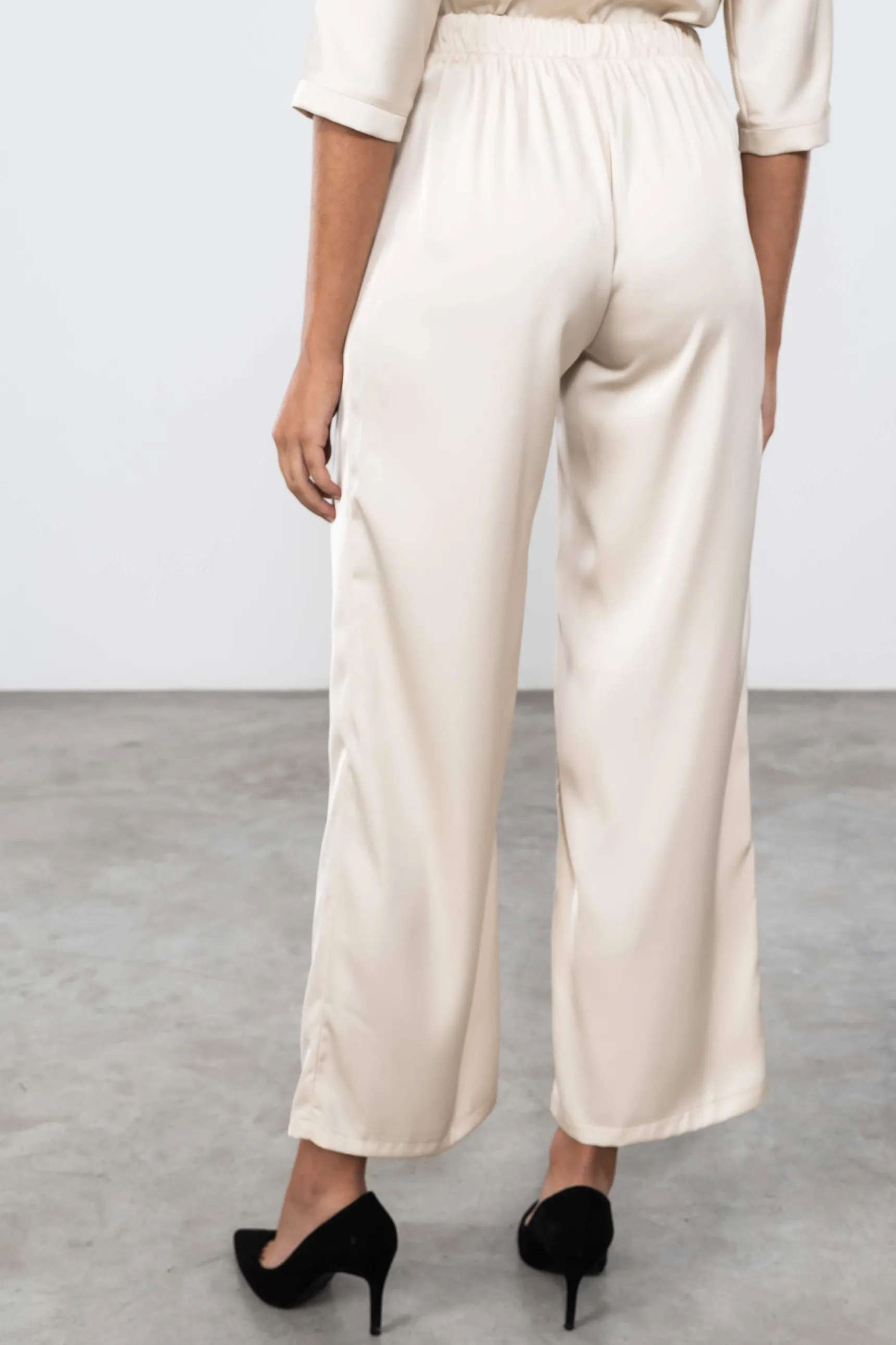 pantaln_satinado_beige_7.webp Precchio Pantalones<PANTALÓN SATINADO BEIGE