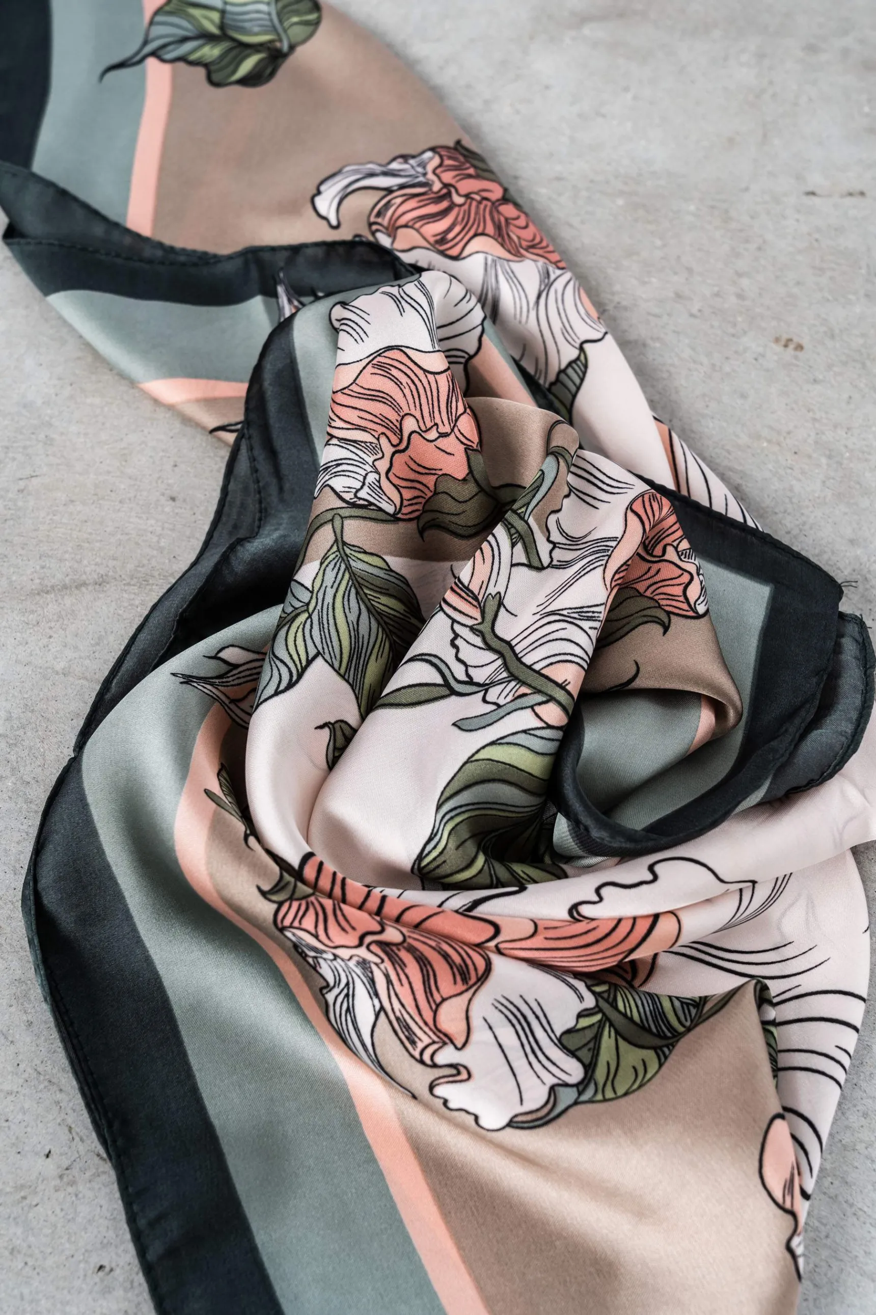 pauelo_guirnalda_flor_2.webp Precchio Foulards Y Estolas<PAÑUELO GUIRNALDA FLOR