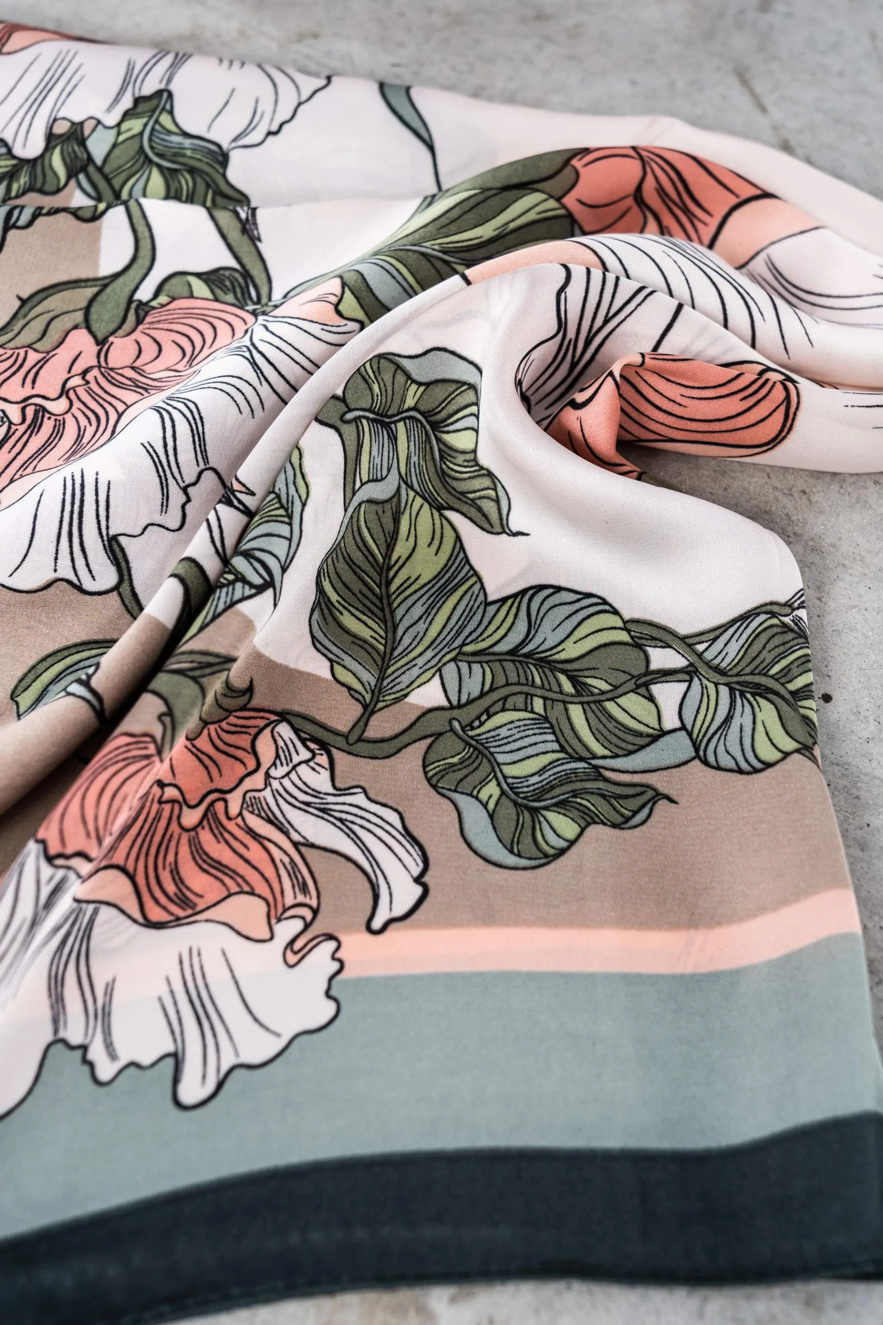 pauelo_guirnalda_flor_3.webp Precchio Foulards Y Estolas<PAÑUELO GUIRNALDA FLOR
