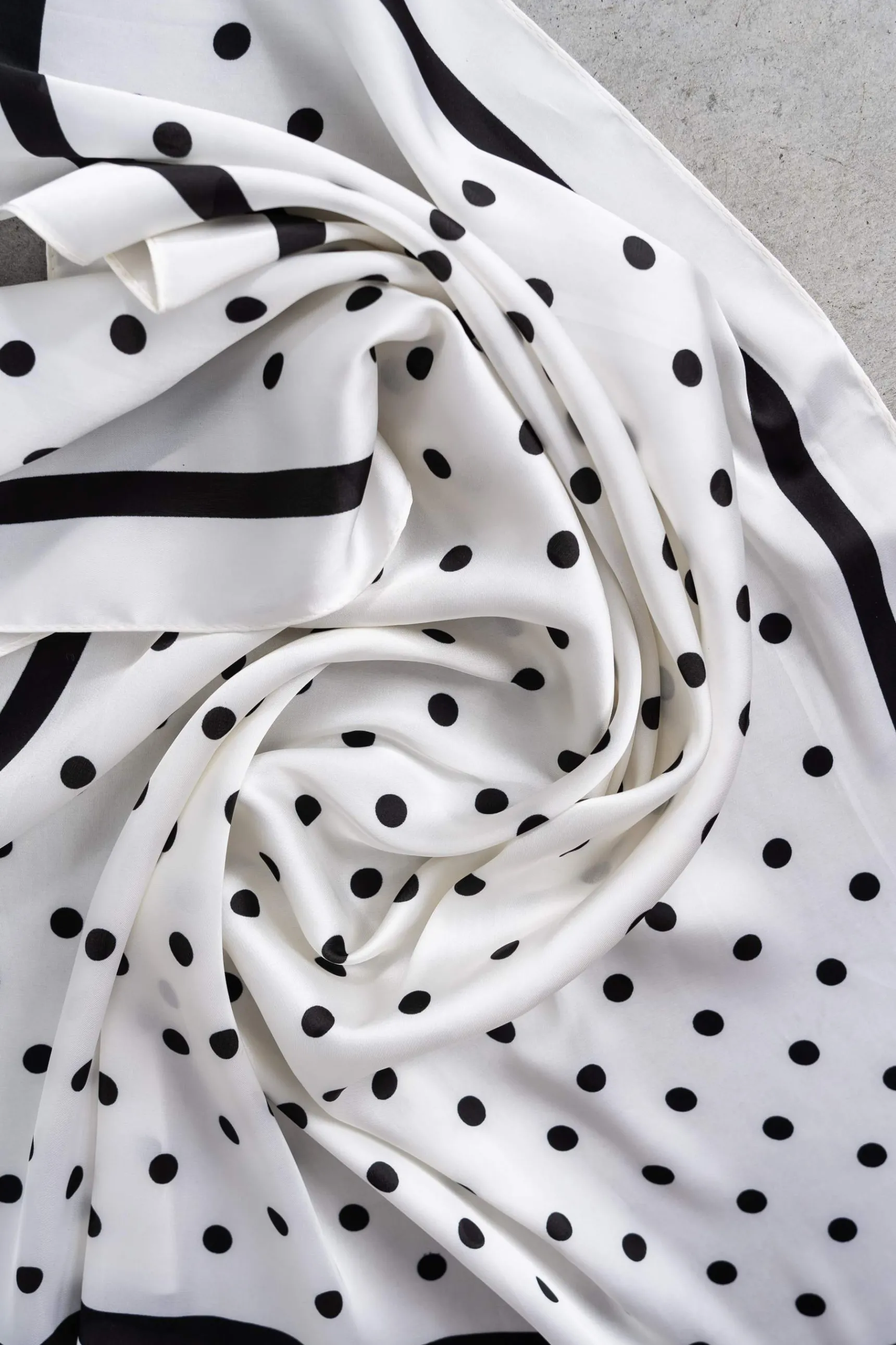 pauelo_topos_2.webp Precchio Foulards Y Estolas<PAÑUELO TOPOS