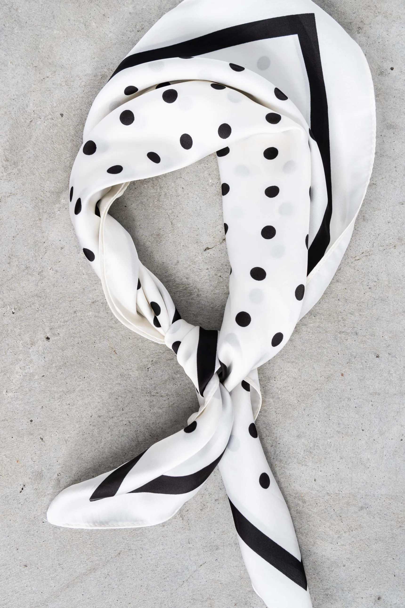 pauelo_topos_3.webp Precchio Foulards Y Estolas<PAÑUELO TOPOS