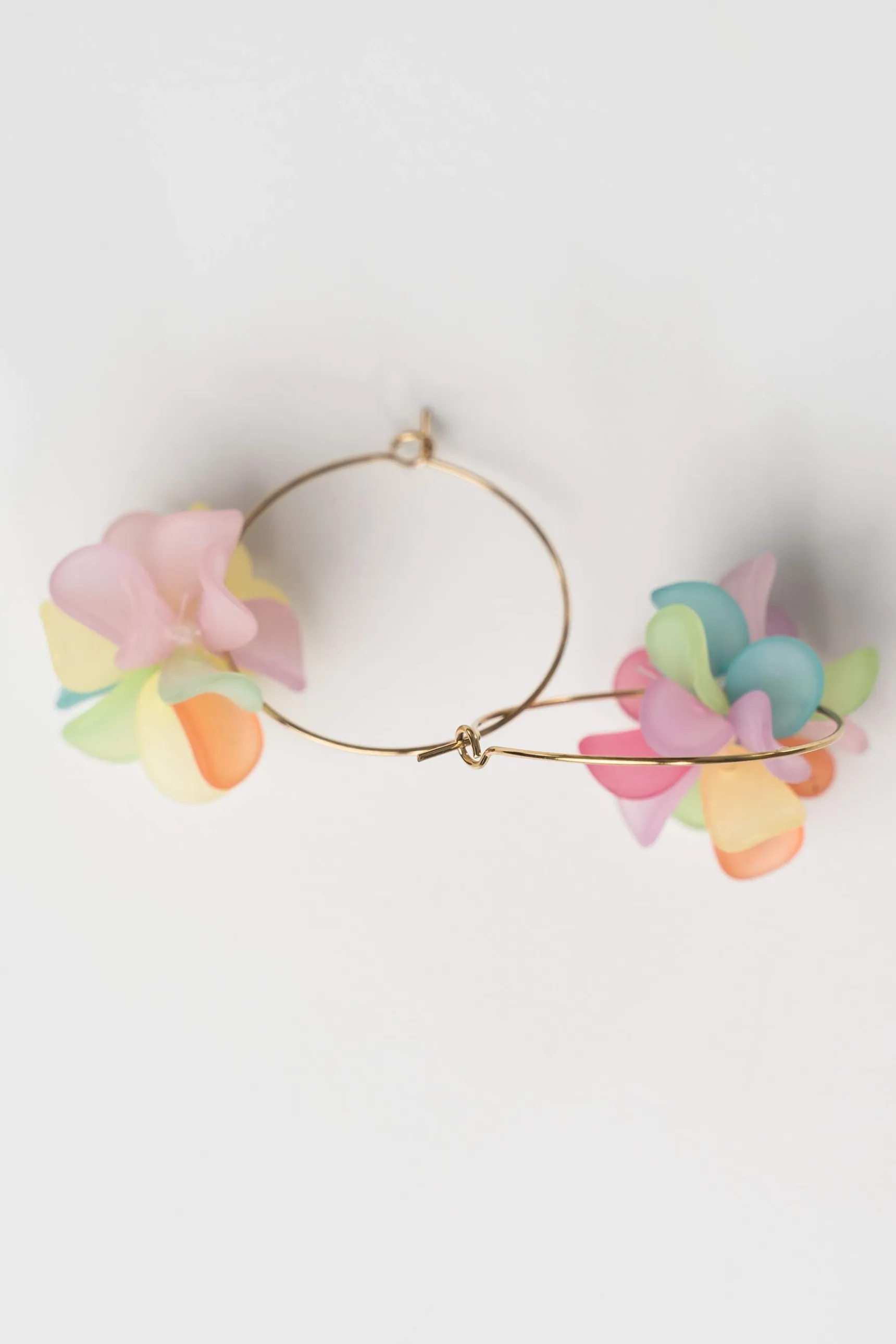 Precchio Bisuteria<PENDIENTE AROS FLOR RESINA MULTICOLOR