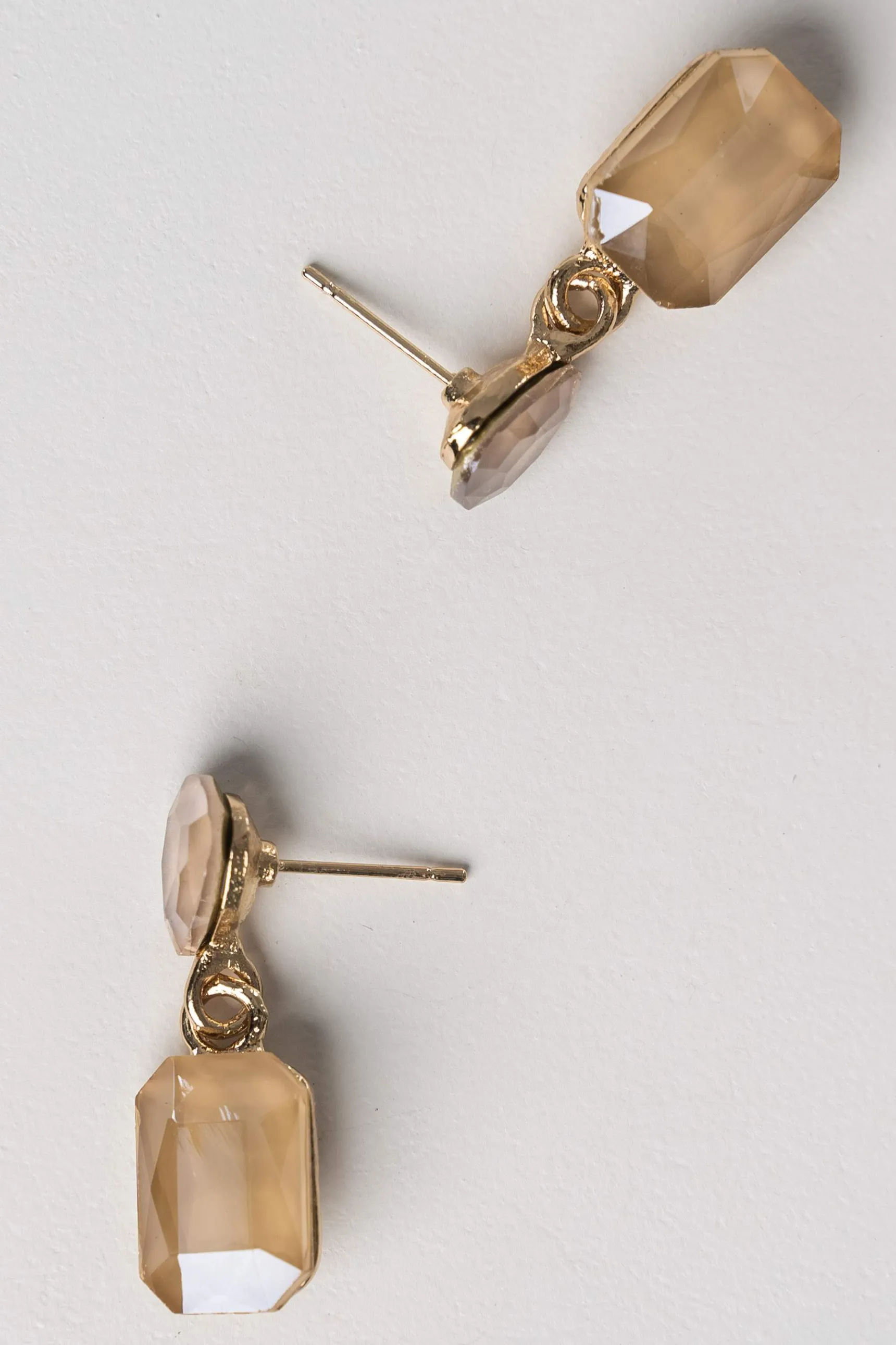 Precchio Bisuteria<PENDIENTE COLGANTE CUADRADO BEIGE