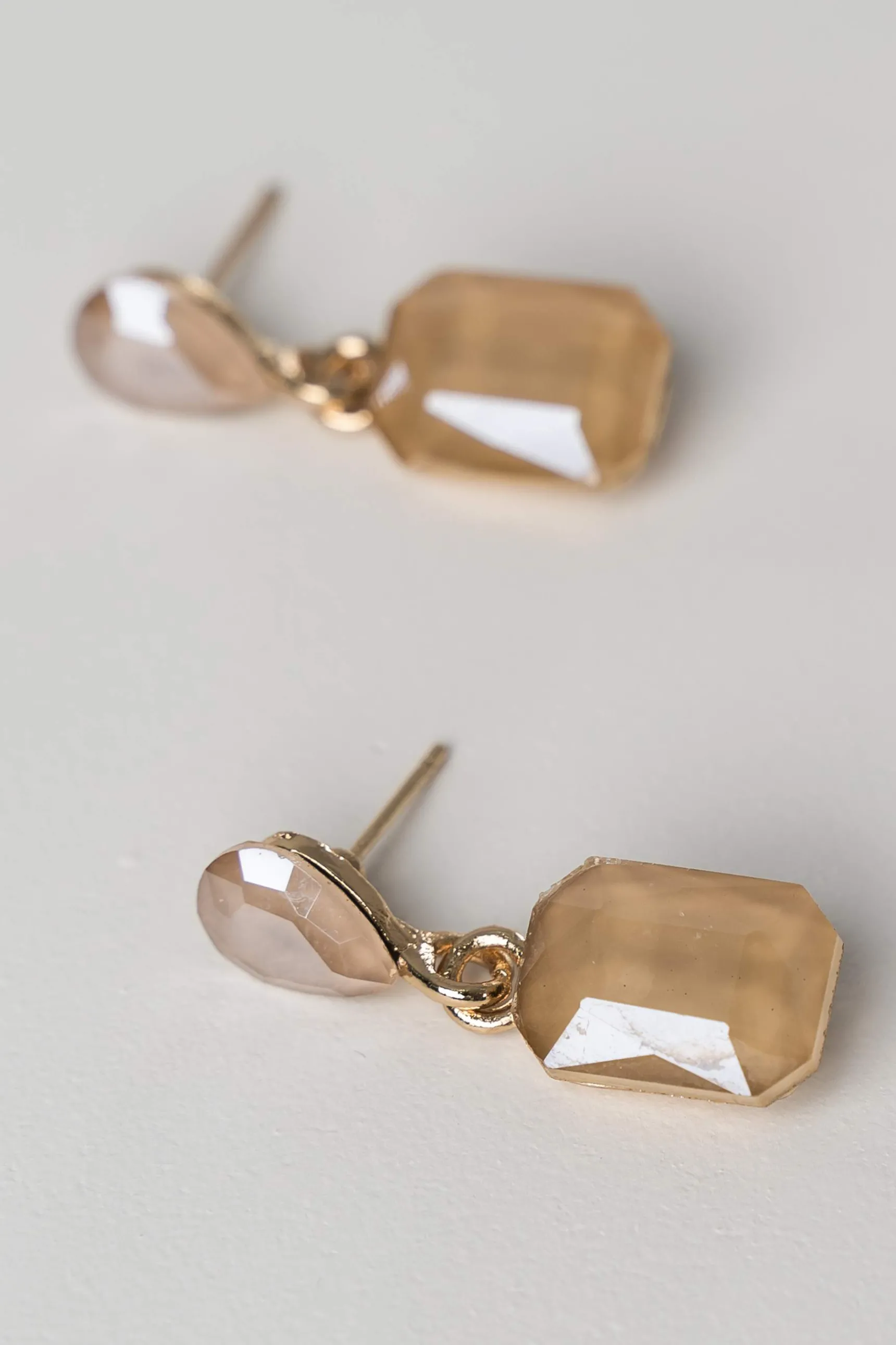 pendiente_colgante_cuadra_2.webp Precchio Bisuteria<PENDIENTE COLGANTE CUADRADO BEIGE
