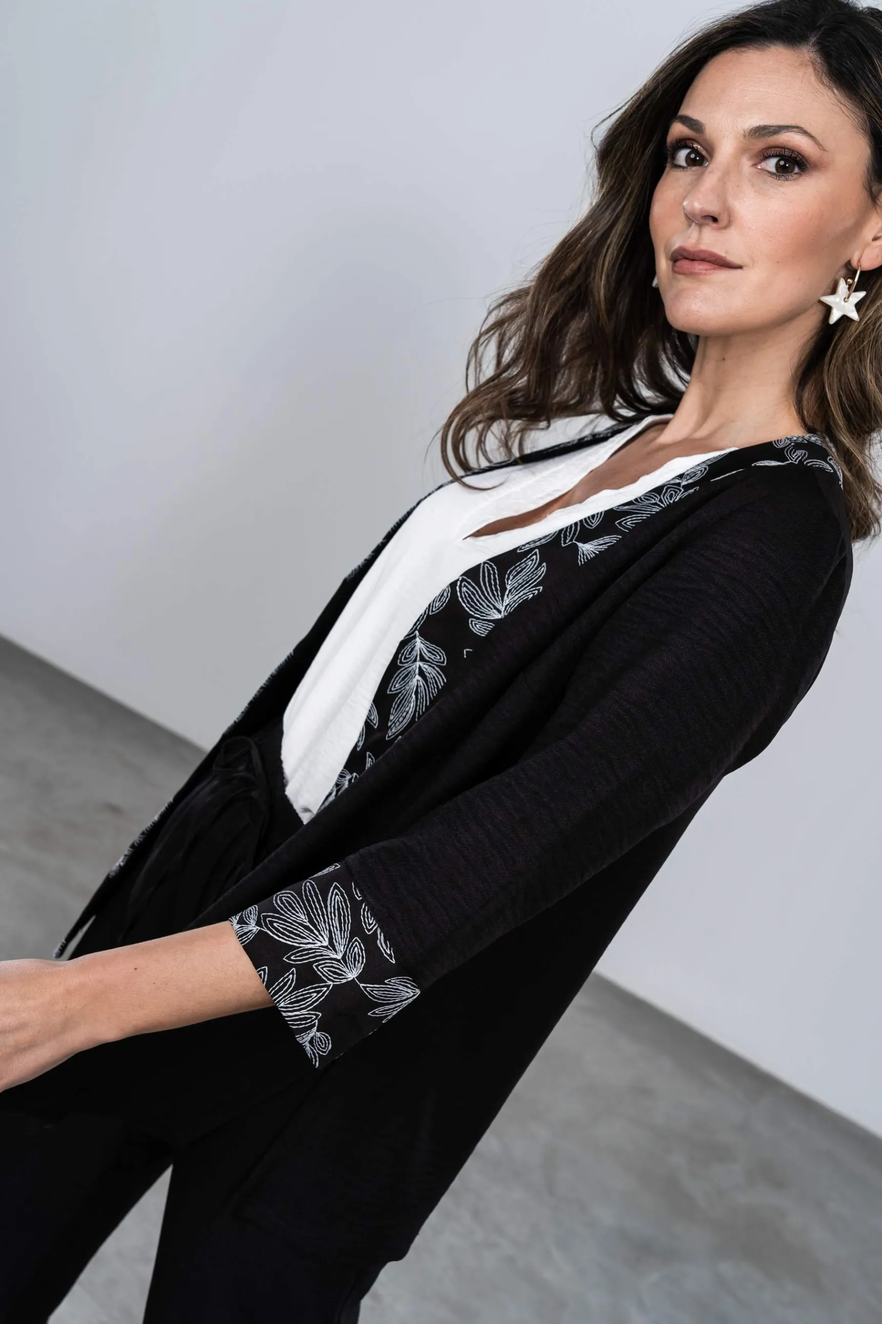 sobrecamisa_detalle_borda_3-2.webp Precchio Chaquetas<SOBRECAMISA DETALLE BORDADOS NEGRO