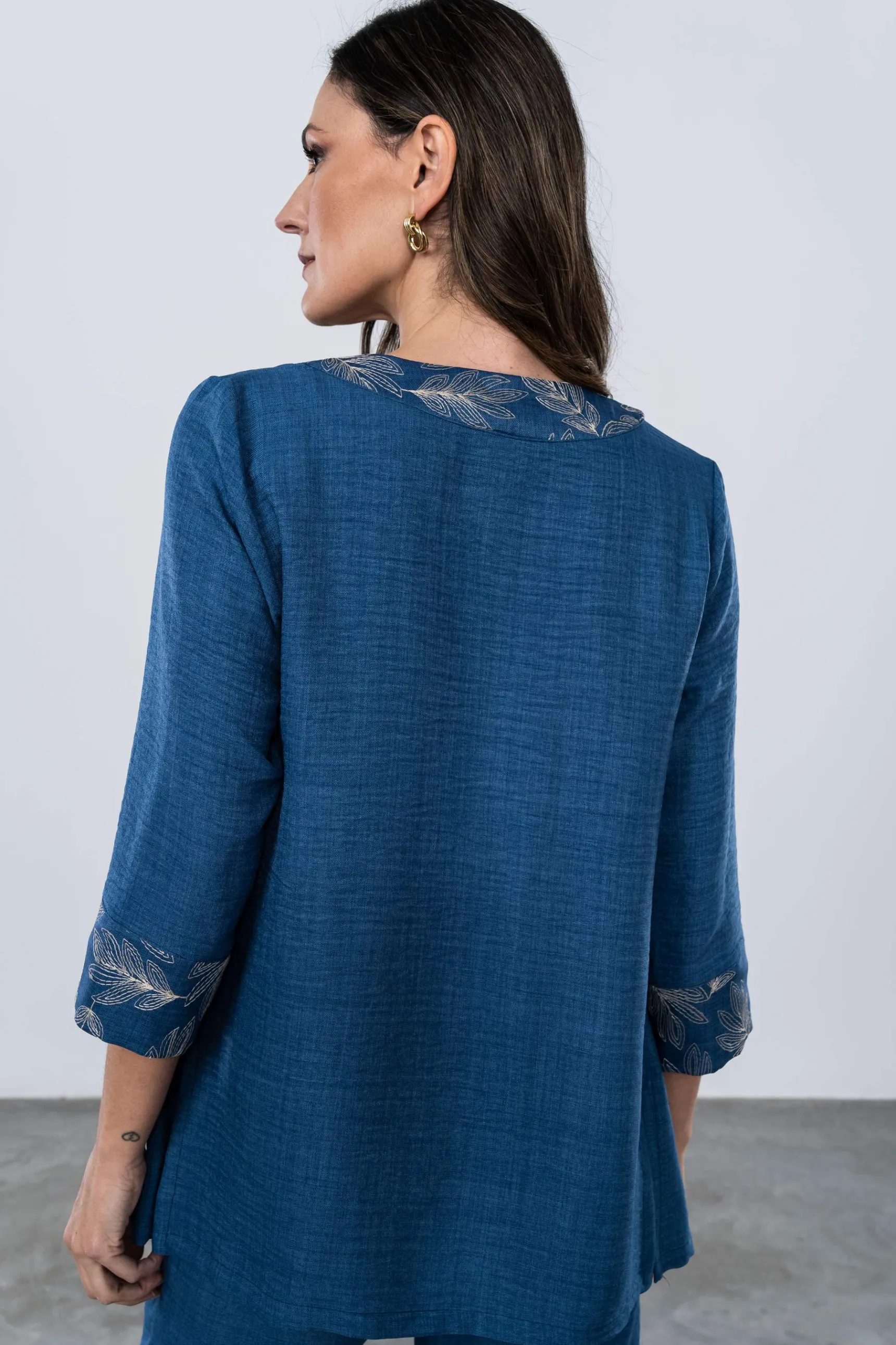 sobrecamisa_detalle_borda_3.webp Precchio Chaquetas<SOBRECAMISA DETALLE BORDADOS AZUL
