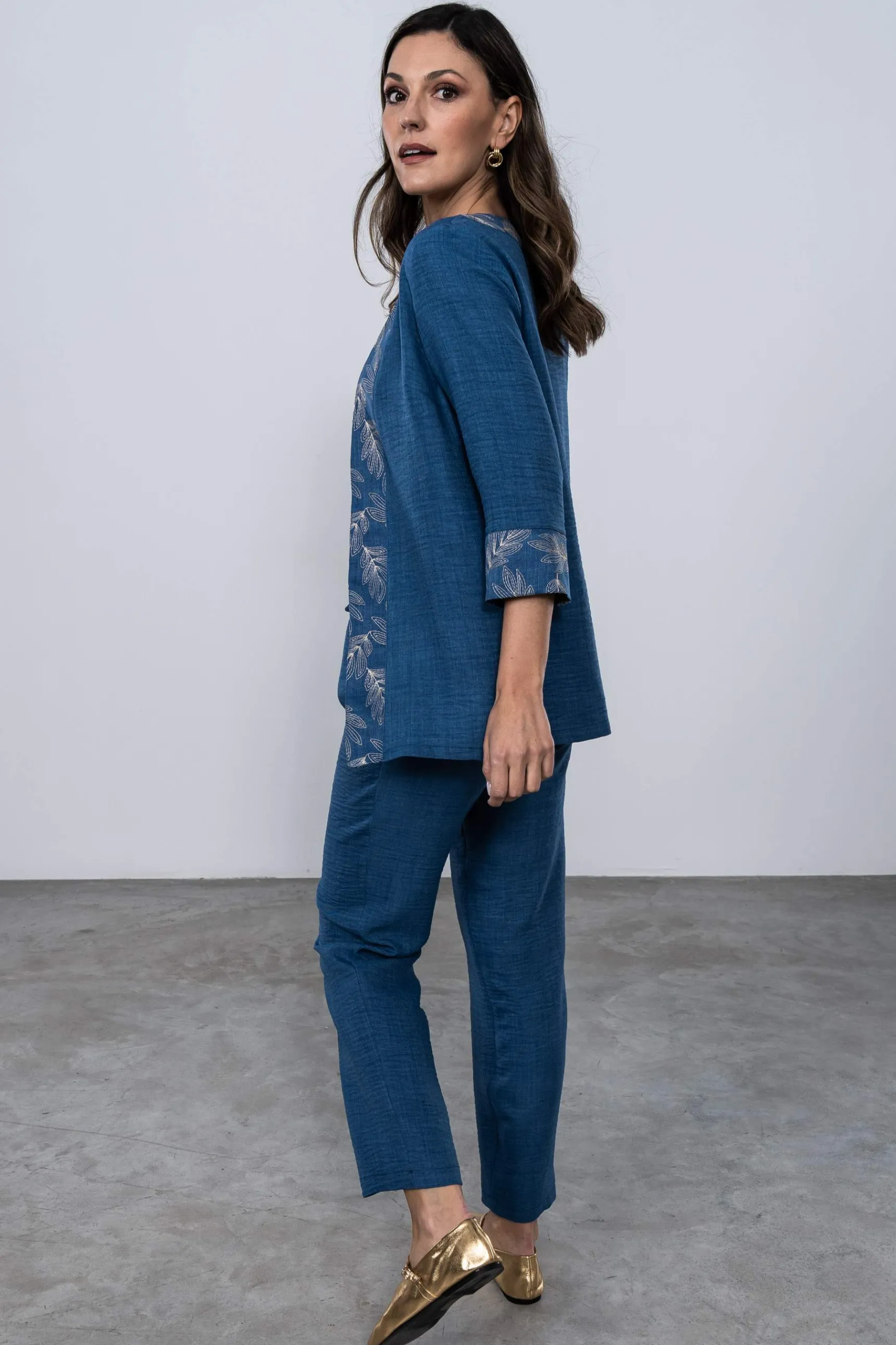 sobrecamisa_detalle_borda_7.webp Precchio Chaquetas<SOBRECAMISA DETALLE BORDADOS AZUL